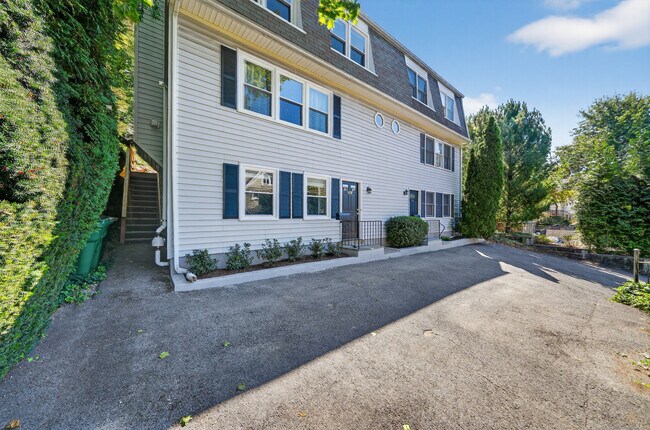 Building Photo - 55 Locust St