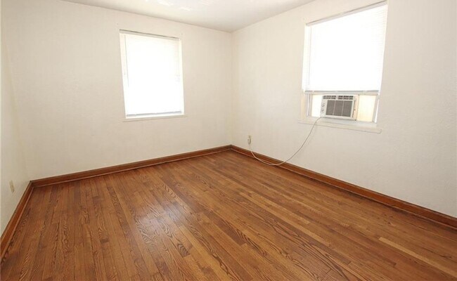 Building Photo - Charming 2 Bedroom Home in South Charlesto...