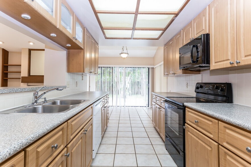 Building Photo - 14096 Greentree Dr