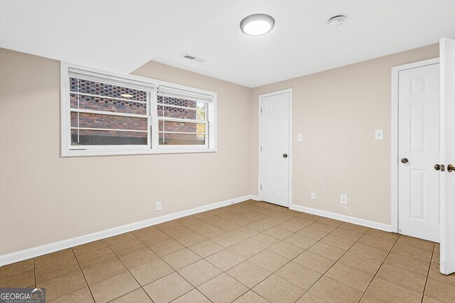 Building Photo - 4140 Rainbow Dr