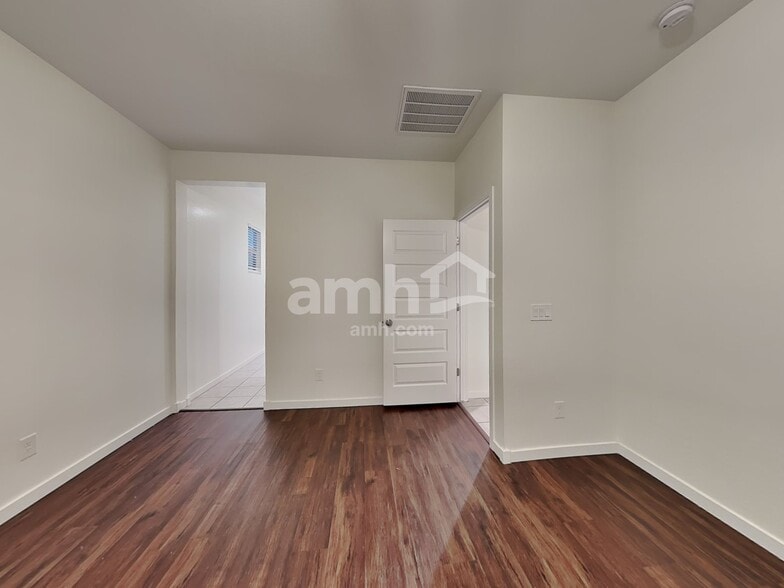 Building Photo - 701 W Micanopy Trl.