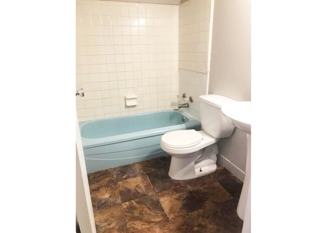 Be 860 C-4 bath - Beecher Flats