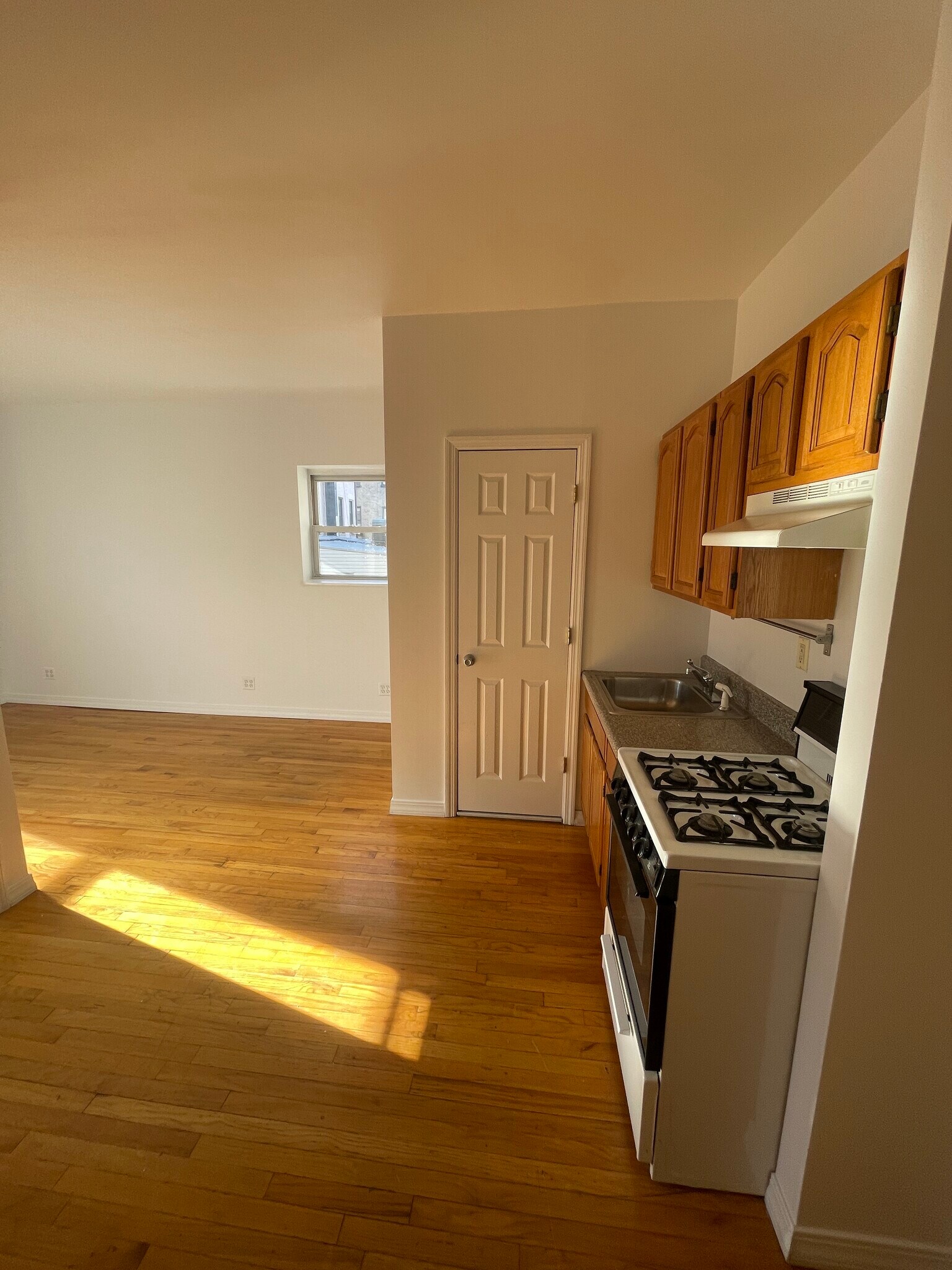 Building Photo - 16 Conselyea St