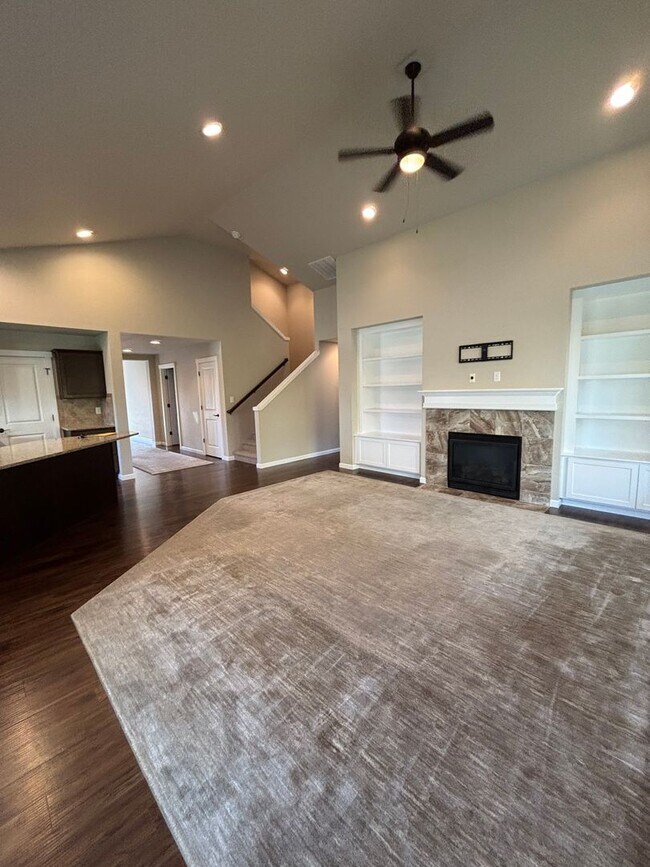 Building Photo - Beautiful 4-Bedroom, 3-Bathroom Home with ...