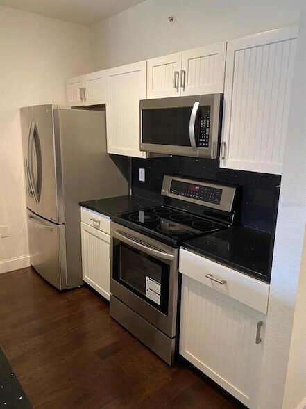 Building Photo - 5475 Vineland Rd