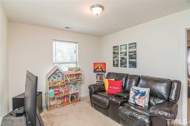 Building Photo - Room in 4 Bedroom Home at Bluegrove Rd