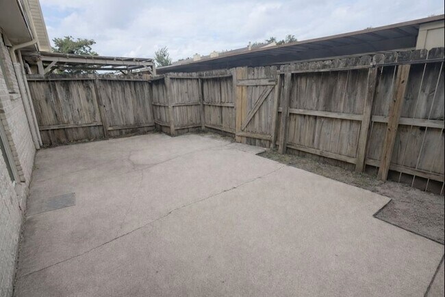 Building Photo - 2155 Hazlitt Dr