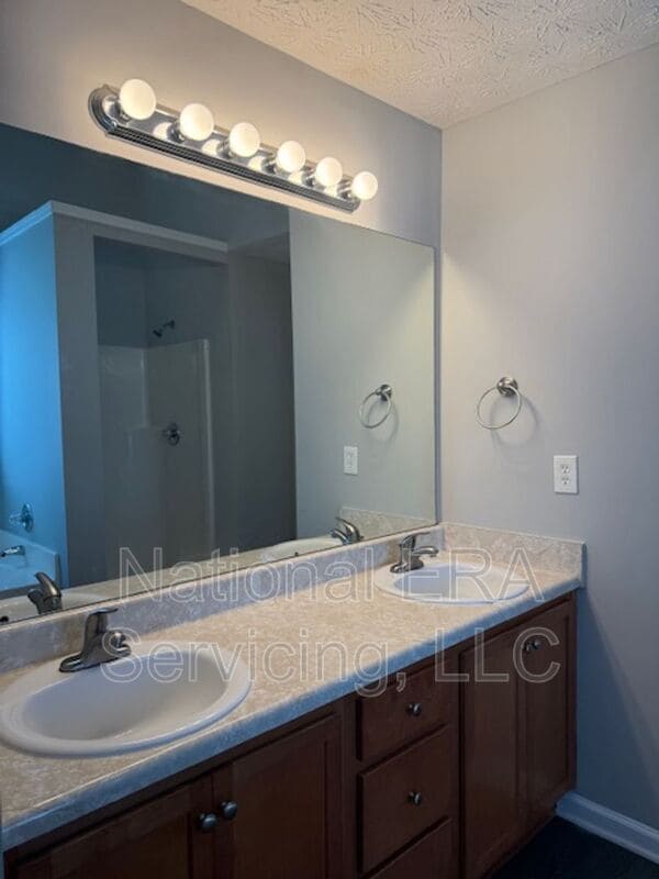 Building Photo - 711 Tullamore Way