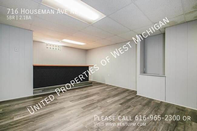 Building Photo - 716 Houseman Ave NE