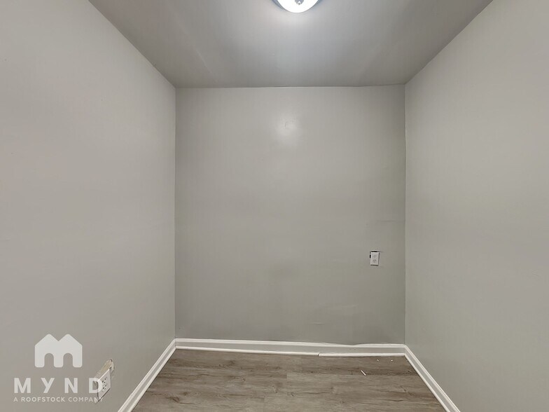 Building Photo - 438 Greenhill Way