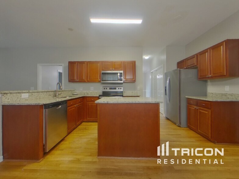 Building Photo - 621 Staffwood Dr