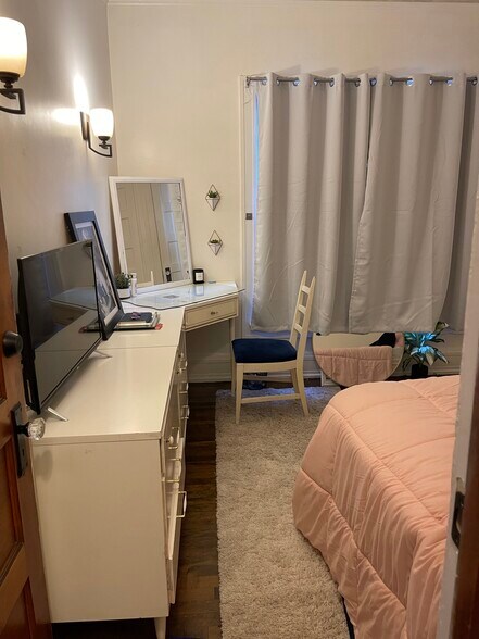 Building Photo - 2830 N Frederick Ave