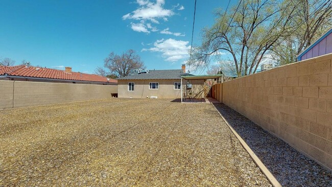 Building Photo - Two bedroom, one bath NOB Hill home