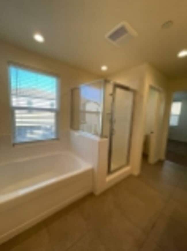 Building Photo - Beautiful 3 bedroom / 2.5 Bathroom for ren...