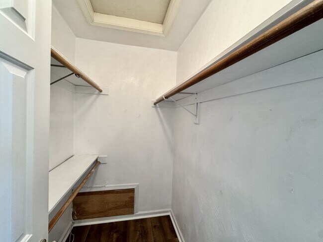 Building Photo - Great Neck Pool Home! First-Time Rental Available NOW! Pet Friendly - Corner Lot - Top Schools!