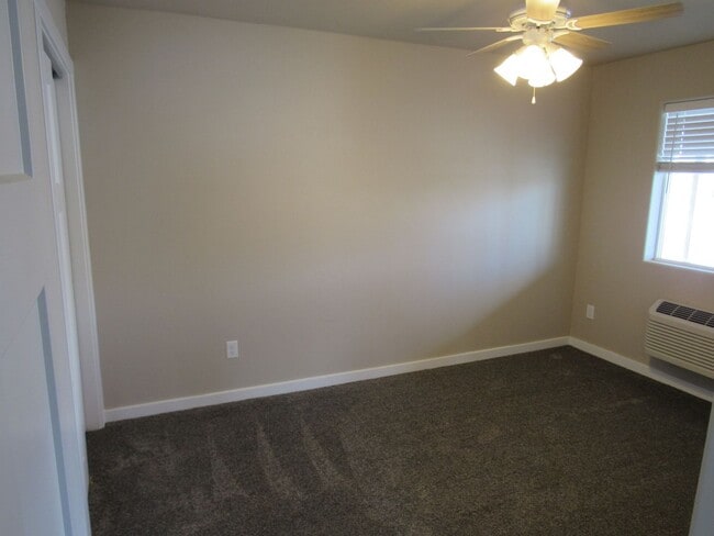 Building Photo - Nearly New 2bd/1ba Apartment w/washer/dryer included!