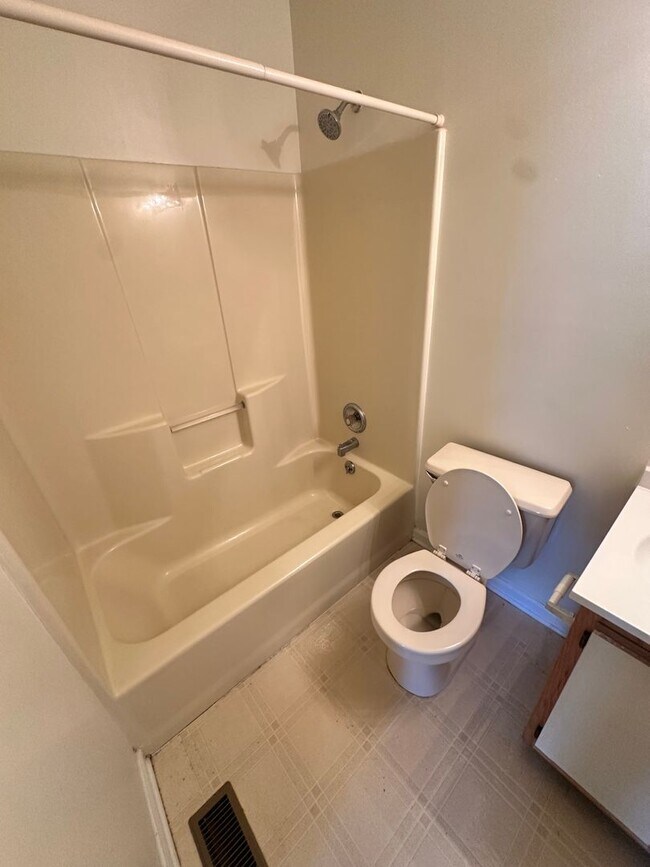 Building Photo - 3 Bed - 3Bath with Den