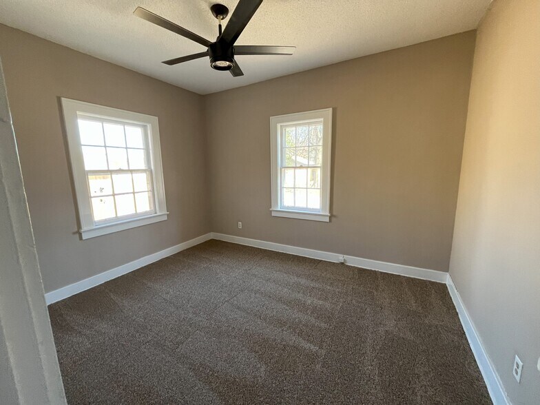 Building Photo - 502 Kingwood Dr