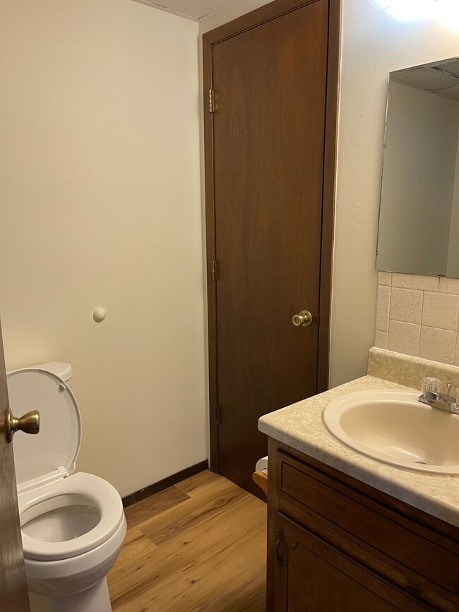 Building Photo - 3 BEDROOM 1.5 BATHROOM TOWNHOUSE FOR RENT
