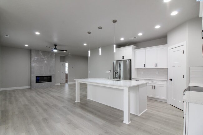 Building Photo - 3 Bedroom, 2 Bath Pasco Townhouse