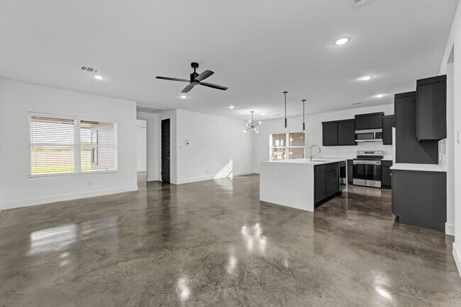 Building Photo - MOVE IN SPECIALS