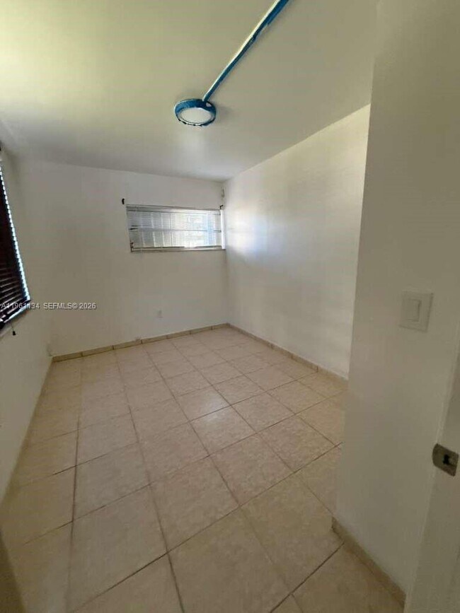 Building Photo - 1710 NE 191st St