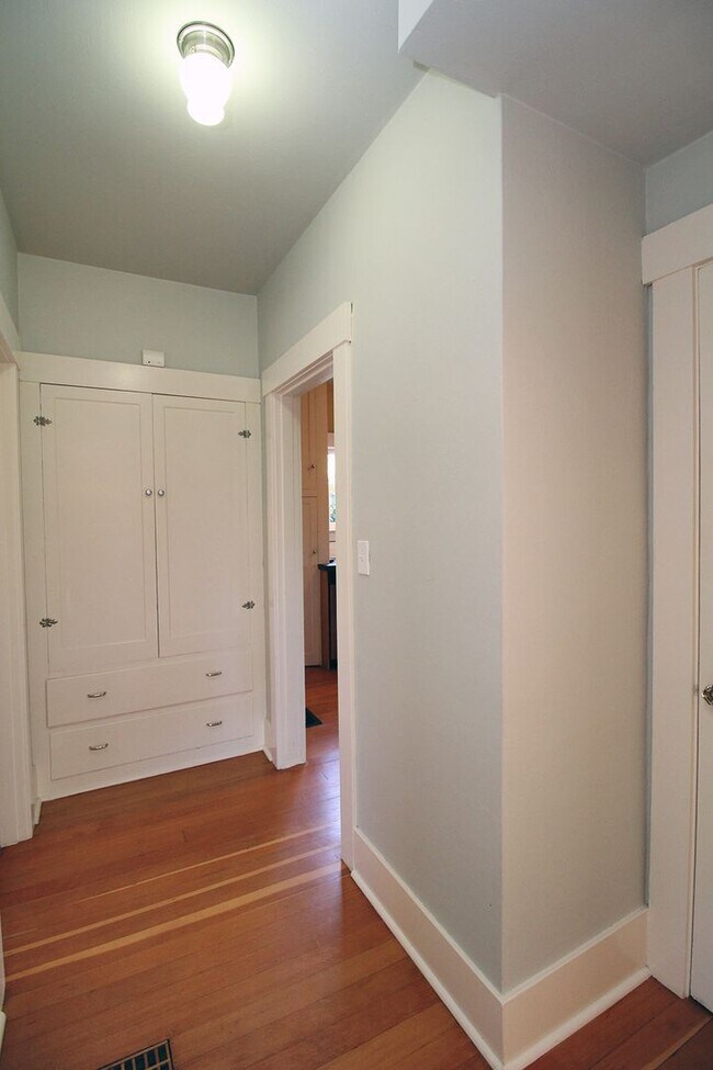 Building Photo - 6435 NE Cleveland Ave