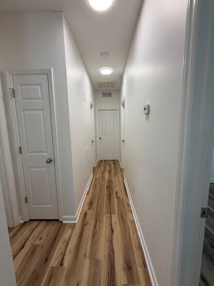 Building Photo - 815 Green Oaks St