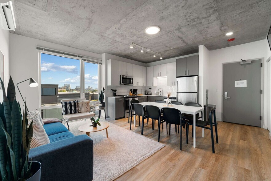 Building Photo - 853 W Blackhawk St