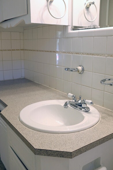 Bathroom ceramic fixtures - 718 Cordell St