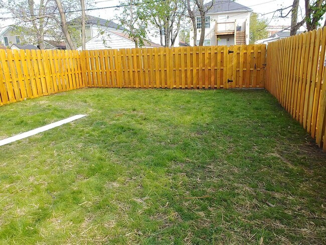 Building Photo - 4 bedroom, 2 bathroom home close to the Un...
