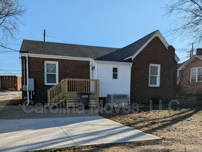 Building Photo - 1102 Easley Bridge Rd