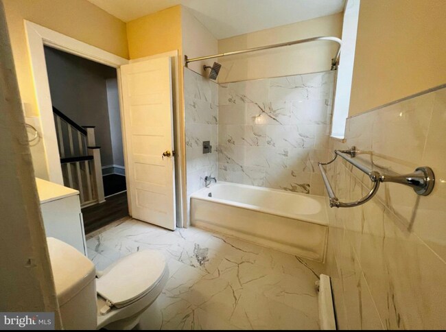 Building Photo - 6119 W Columbia Ave