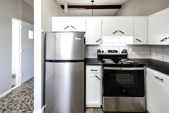 Building Photo - Top-Floor 2-Bedroom Apartment with Vaulted Ceilings!