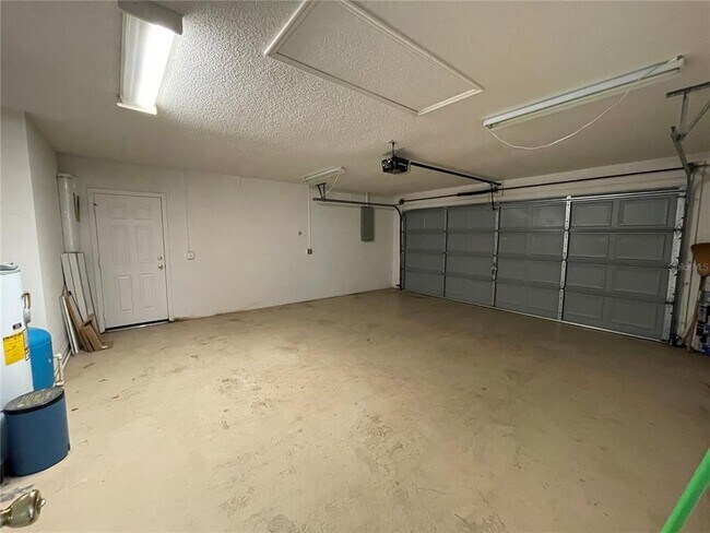 Building Photo - 6034 E Peach St