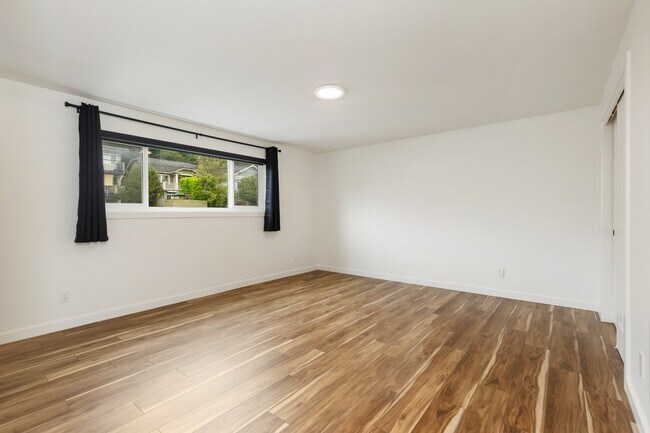 Building Photo - Newly Renovated 2BR/2BA Home with Private Balcony in Seattle