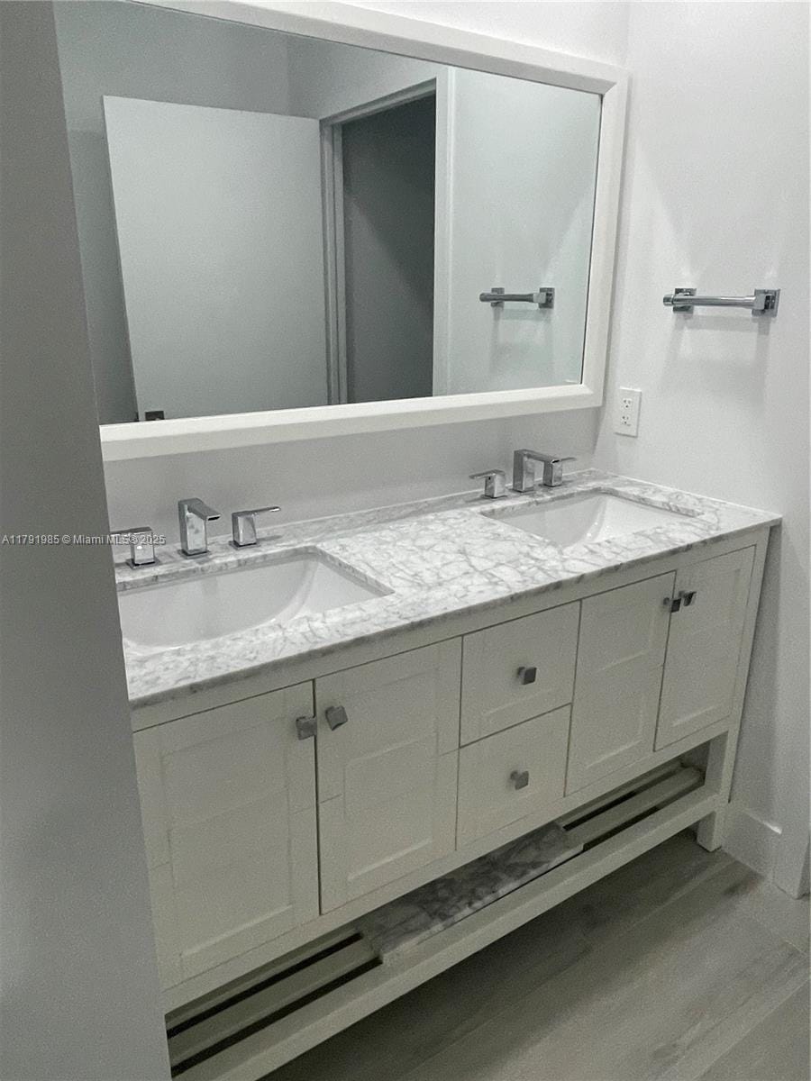 Master vanity with dual sinks - 575 Crandon Blvd