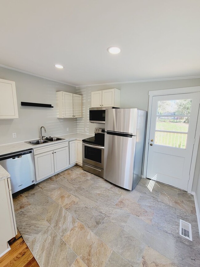 Building Photo - SUNSET PARK - Updated interior and fenced ...