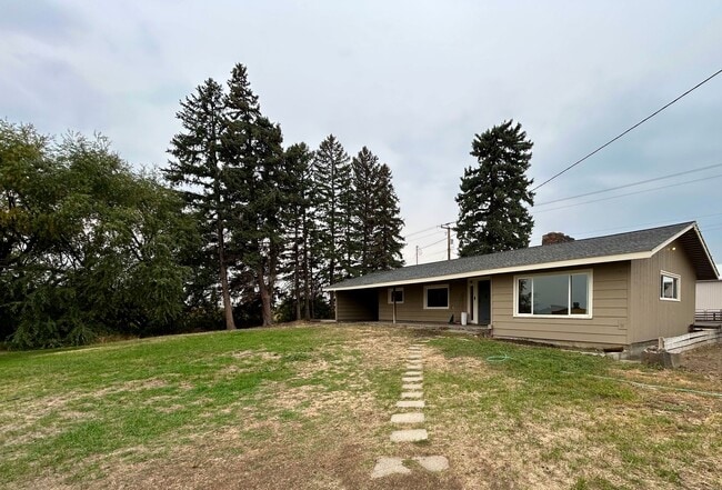 Primary Photo - Spacious Home in the Country for Rent