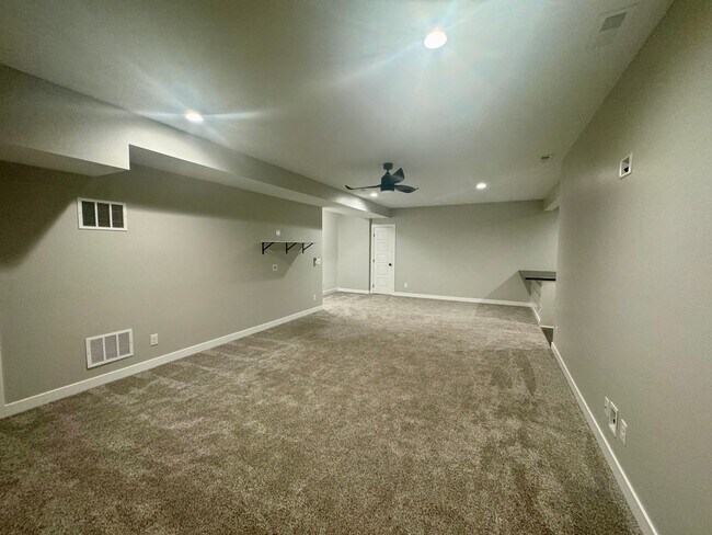 Building Photo - 5 bedroom 3 bath in SW Lincoln