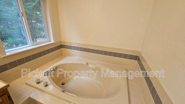 Building Photo - 6559 Gleneagle Ave SW