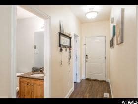 Building Photo - Lovely Townhome Conveniently Located Near ...