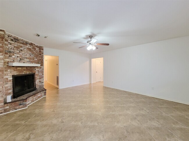 Building Photo - 2115 Forest Oaks Dr