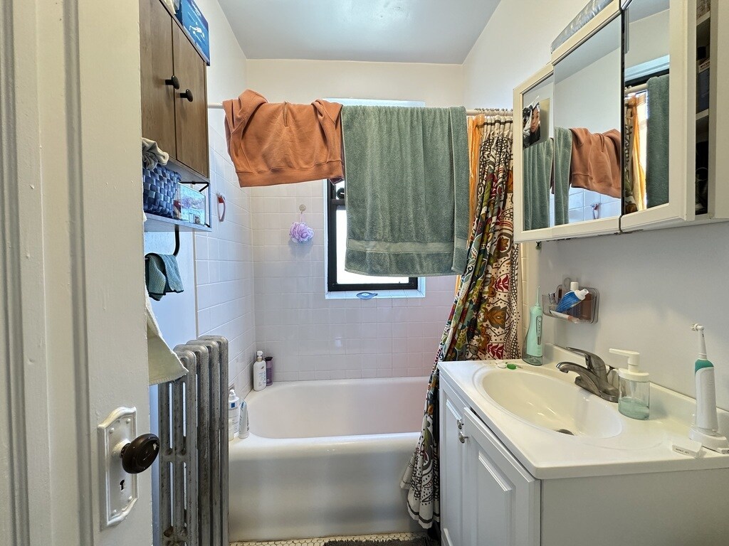 Building Photo - 1911 W Larchmont Ave