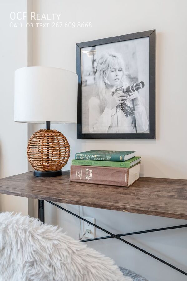 Building Photo - 2825 W Girard Ave