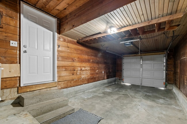 Building Photo - 1502 N Andover Rd