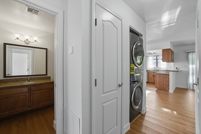 Building Photo - Stylish Summerlin-Area 2 Bedroom Condo wit...