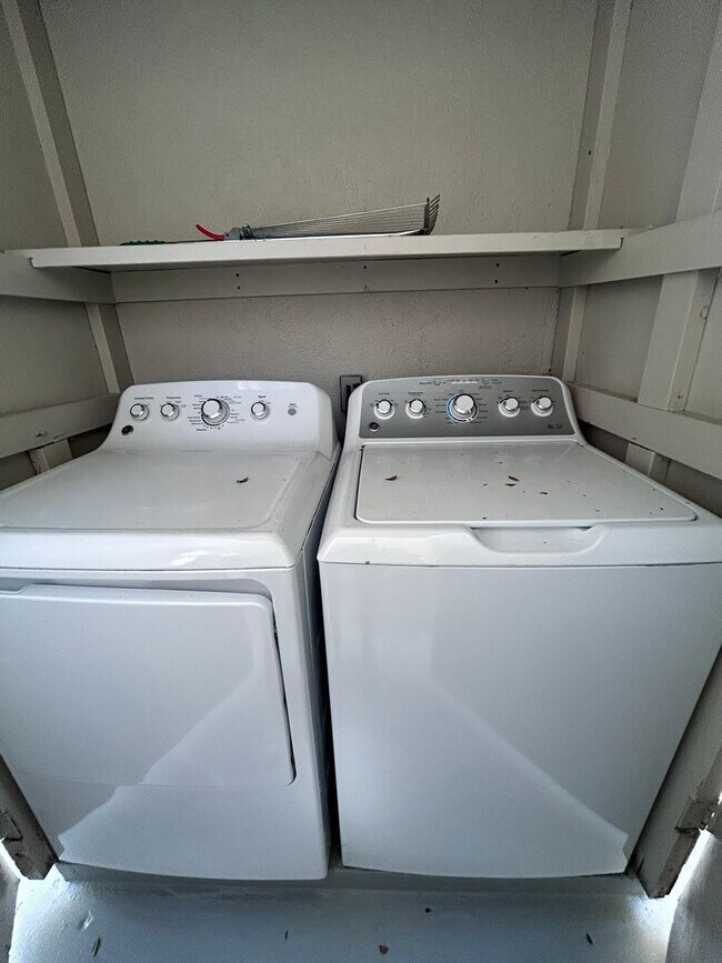 Building Photo - 9080 Shoreham Dr