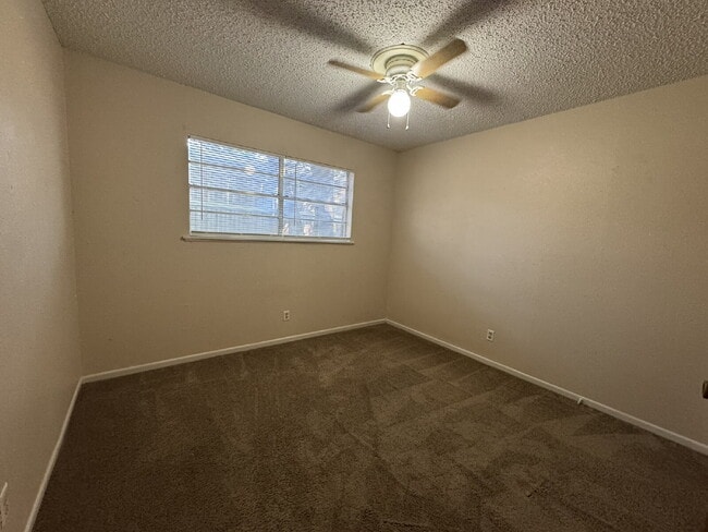 Building Photo - 2 bedroom 1 bath Budget Friendly!!