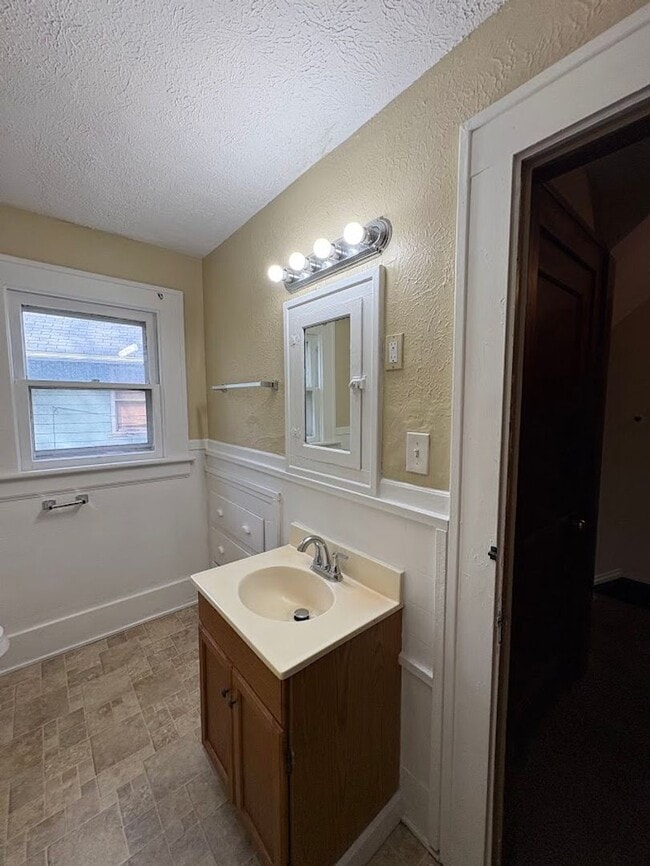 Building Photo - Three bedroom one bathroom home for rent